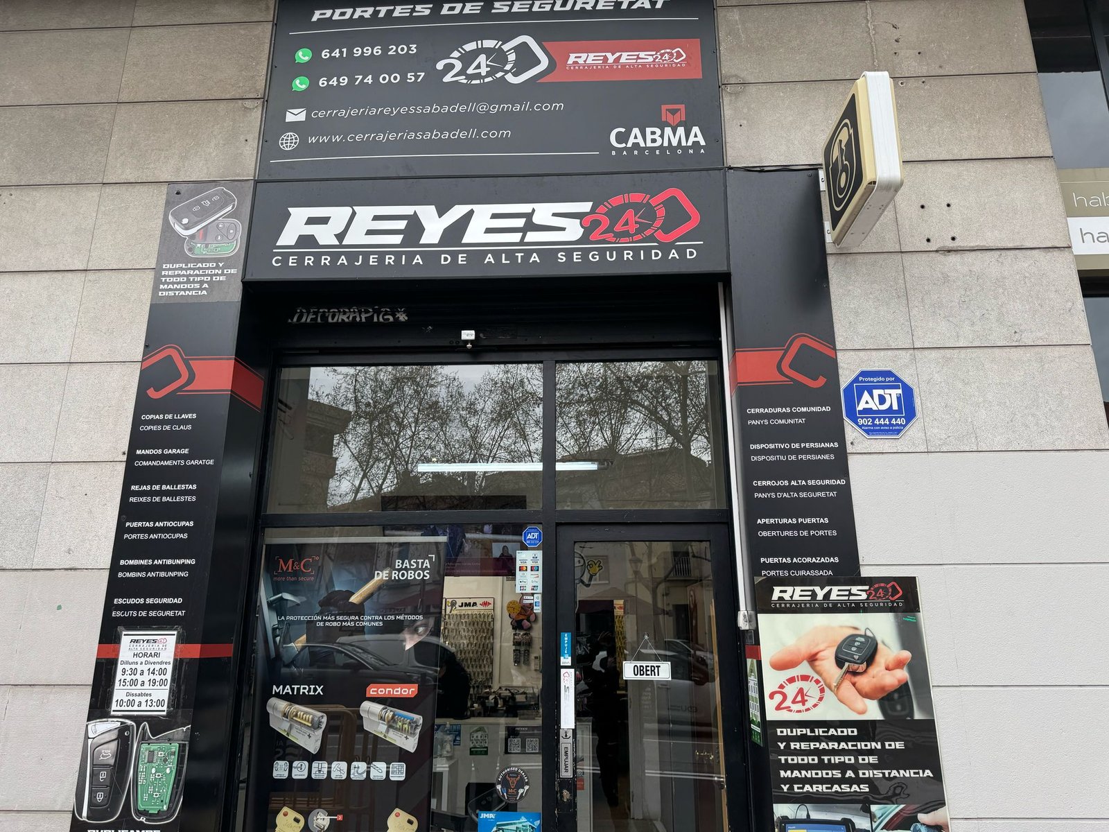 Fachada del local físico de Cerrajería Reyes en Sabadell, garantía de cerrajero profesional con sede real y servicio 24h