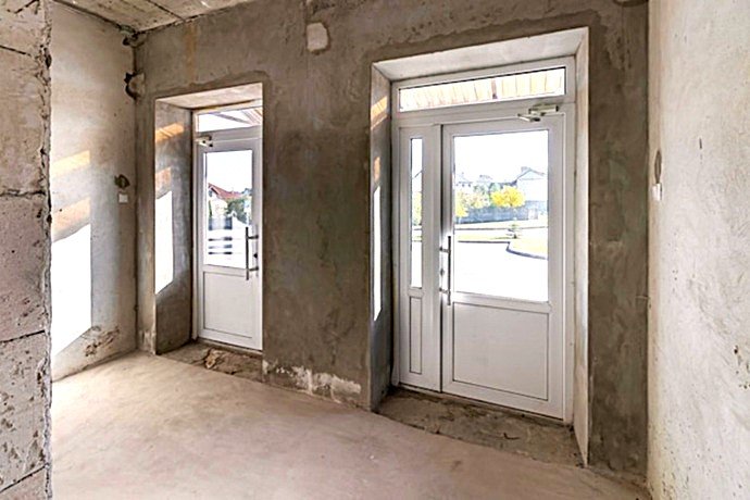 Montaje profesional de puertas exteriores en proyecto de reforma y construcción en Sabadell.