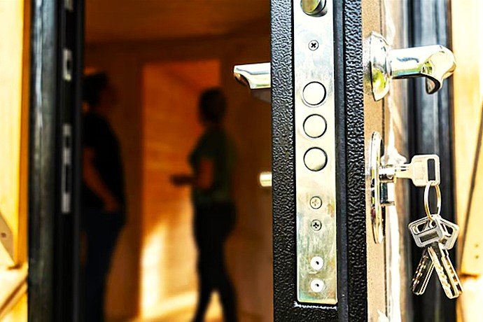 Detalle técnico de cerradura de alta seguridad con bulones reforzados y llaves de puntos instalada en un acceso residencial en Sabadell.
