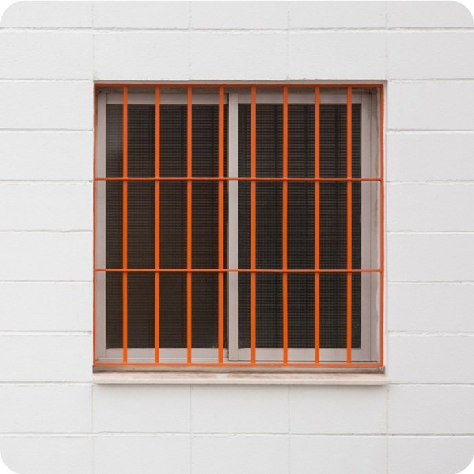 Suministro y montaje de reja de seguridad de acero macizo en ventana exterior.