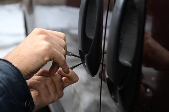 Cerrajero especialista de Reyes Sabadell realizando apertura técnica de coche sin causar daños en puerta o cerradura.