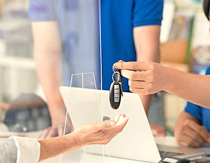 Suministro y programación de telemando y llave de coche por un técnico especializado de Cerrajería Reyes Sabadell.