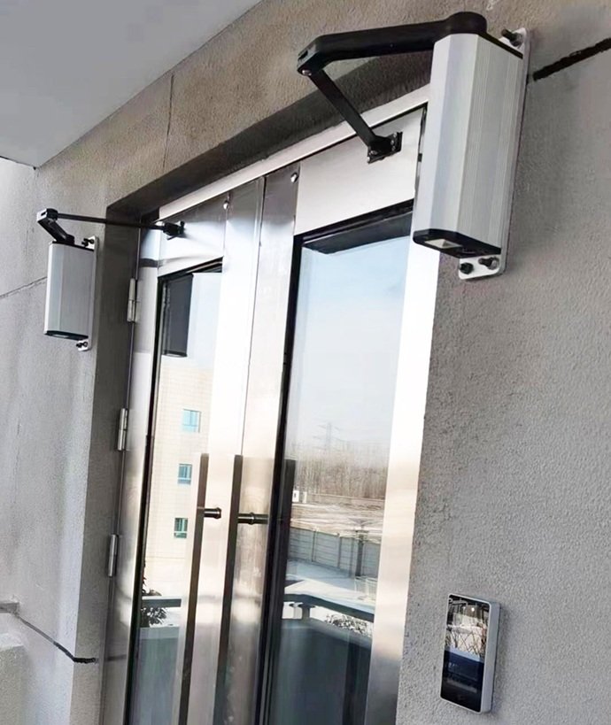 Sistema de brazos articulados eléctricos para apertura automática en doble puerta técnica Sabadell.
