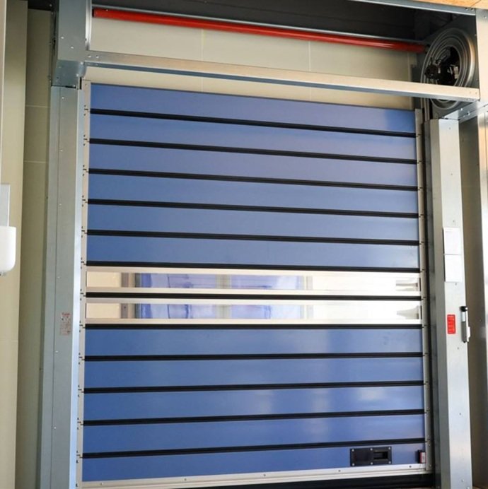 Puerta industrial de alta velocidad para control de flujo y seguridad en un centro logístico del Vallès Occidental.