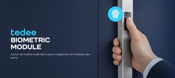 Módulo biométrico Tedee inalámbrico instalado en tirador de puerta para acceso mediante huella dactilar sin llaves físicas en Sabadell.