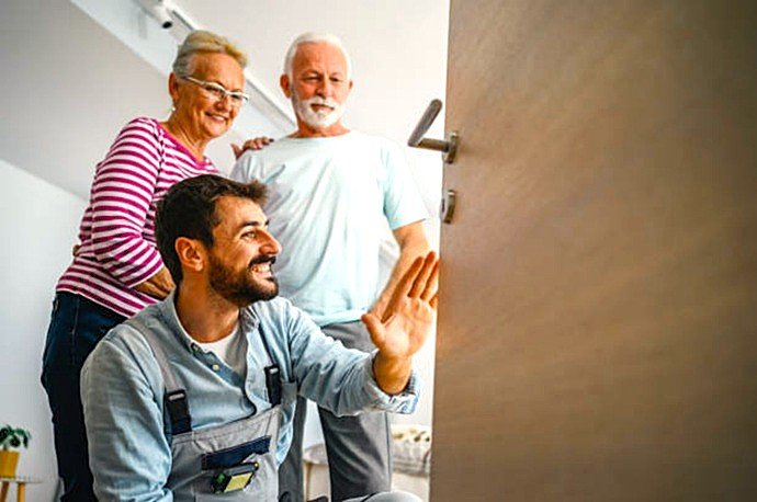 Cerrajero experto de Sabadell asesorando a clientes tras una apertura técnica de su vivienda.