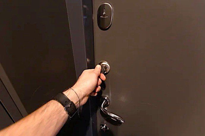 Interacción técnica con un sistema de cierre de seguridad por amaestramiento jerarquizado en una vivienda de Sabadell.
