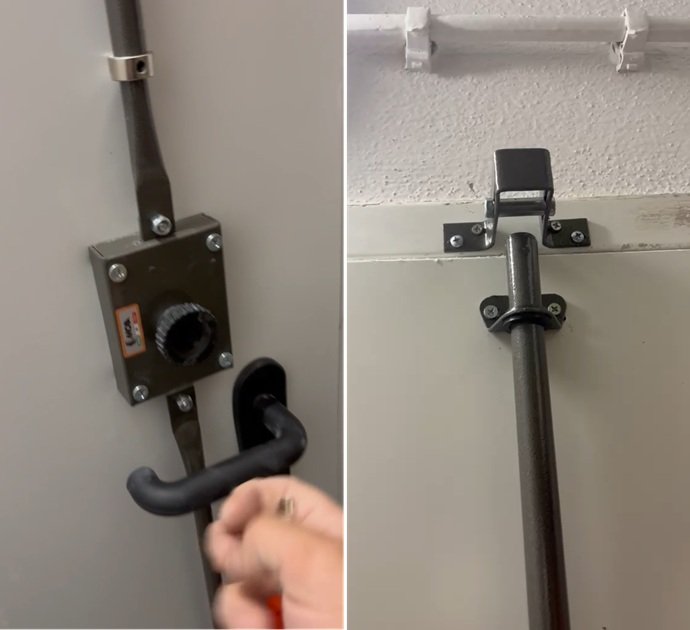 Vista interna de la instalación de una cerradura Moià con sistema de barras de anclaje vertical para puertas de trasteros.