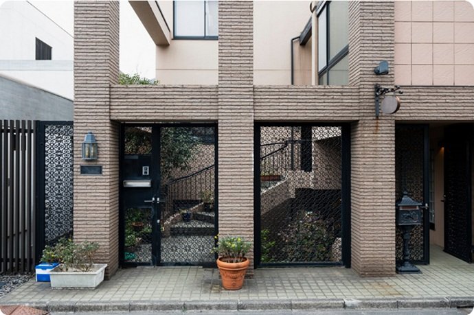 Acceso a edificio residencial de diseño contemporáneo con sistemas de portería y buzones empotrados en la provincia de Barcelona.