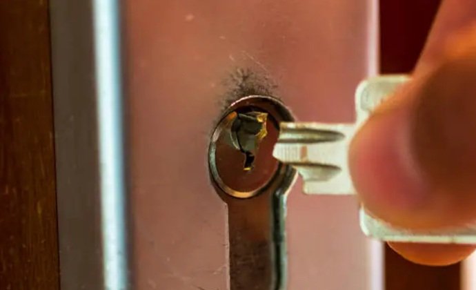 Detalle de llave fracturada alojada en el interior de un cilindro de perfil europeo antes de su extracción técnica.