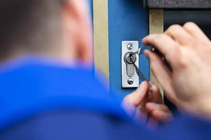 Especialista técnico ejecutando una apertura de cerradura mediante ganzuado de precisión sin dañar el cilindro Sabadell.