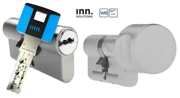Conjunto de cilindro modular INN KEY SMART y llave con cabezal ergonómico azul que resalta el diseño de la cruceta y la protección del rotor.