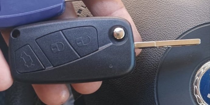 Programación de llave de tipo navaja Fiat con tres funciones y espadín tallado por operarios versados en el Vallès.