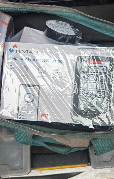 Pack Nivian NV-ACCESS-PIN-RFID-W en maleta técnica de Cerrajería Reyes Sabadell listo para su configuración en Sant Quirze.