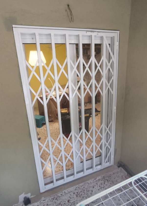 Reja de ballesta blanca instalada por los operarios de Cerrajería Reyes para el blindaje de balcones en Sabadell.