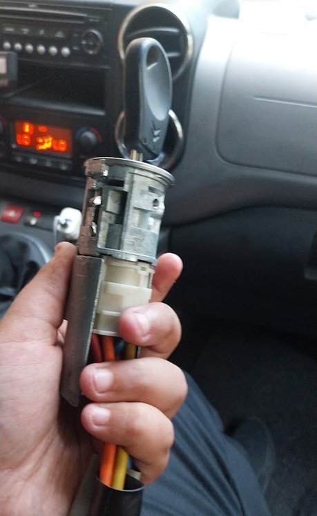 Intervención técnica sobre un clausor desmontado de Citroën, mostrando el despiece mecánico y las conexiones eléctricas en Sabadell.