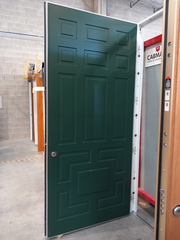 Puerta Acorazada CABMA de alta seguridad en exposición de Sabadell con estructura de acero reforzada y bulones de tracción extrema.