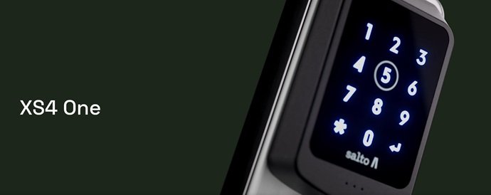 Primer plano de teclado numérico táctil y lector de proximidad del modelo Salto XS4 One instalado para control horario.