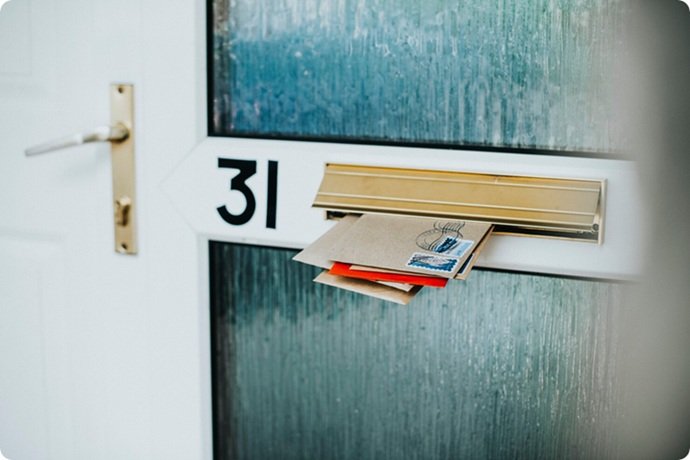 Buzón de una vivienda en Sabadell saturado de cartas y publicidad acumulada por una ausencia prolongada sin mantenimiento técnico.