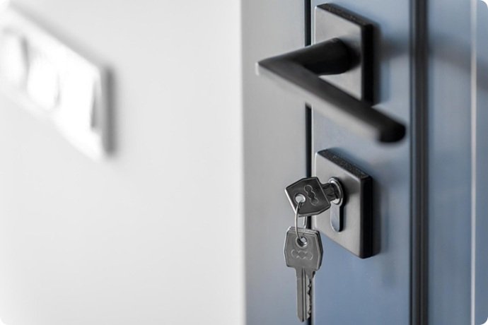 Detalle de cerradura de perfil europeo en Sabadell bloqueada por llaves dejadas en el interior de la vivienda.