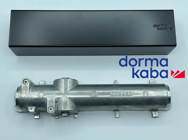 Cuerpo del cierrapuertas Dormakaba TS 92 con tecnología de leva en corazón para comunidades en Sabadell.