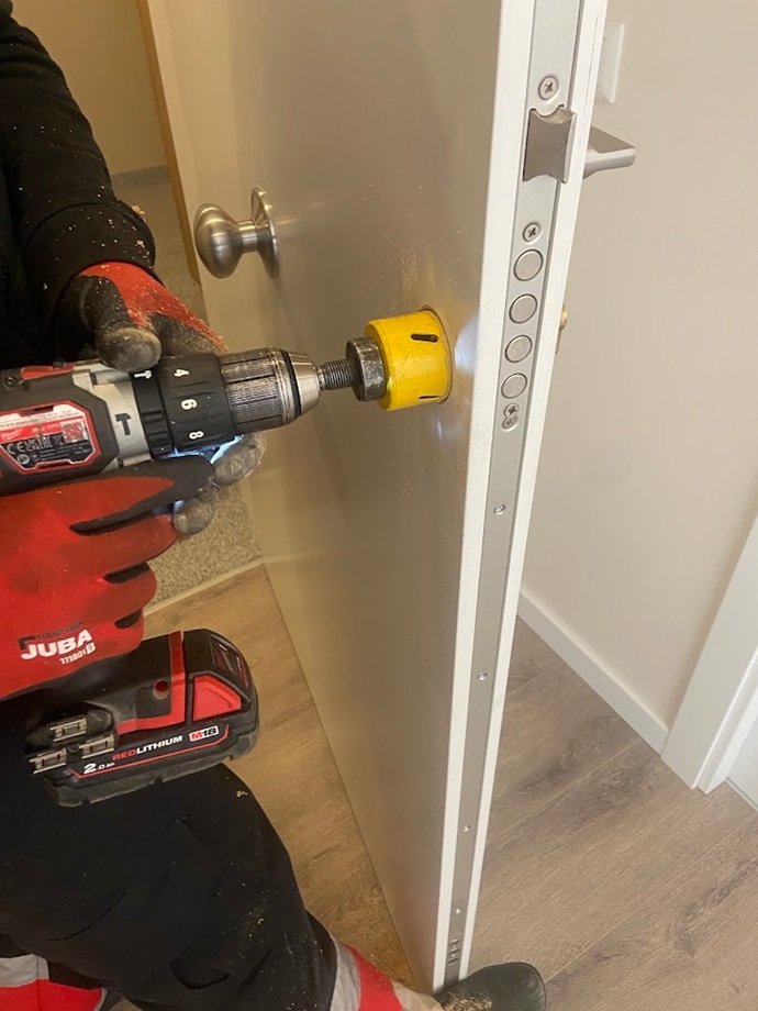 Instalación y fresado técnico de cilindro de alta seguridad en puerta blindada por cerrajeros en Sabadell