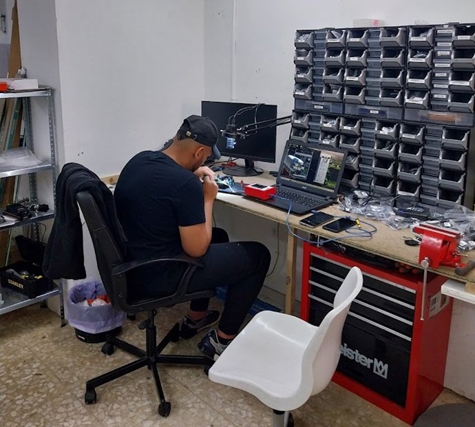 Técnico de Cerrajería Reyes en su taller de Ronda de Zamenhof 39 en Sabadell preparando sistemas de seguridad