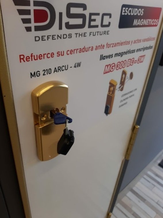 Instalación de escudo acorazado Disec magnético de alta seguridad para protección de bombín en Sabadell