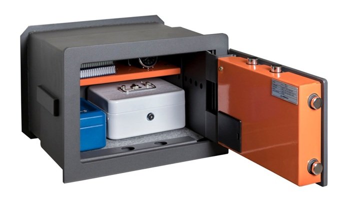 Interior de caja fuerte de empotrar Arregui Plus C con profundidad extensible y balda de organización.