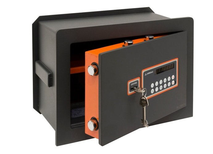 Caja fuerte de empotrar Arregui Plus C abierta mostrando teclado digital y cerradura de emergencia certificada.