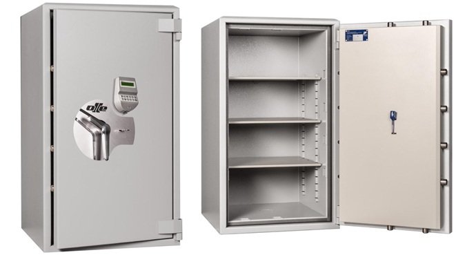Caja fuerte de alta seguridad Grado IV modular de la marca Arcas Gruber con puerta abierta y bulones de acero.