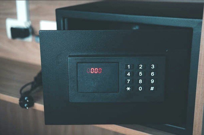 Caja fuerte digital abierta con teclado numérico retroiluminado y pantalla LED activa en taller de Sabadell